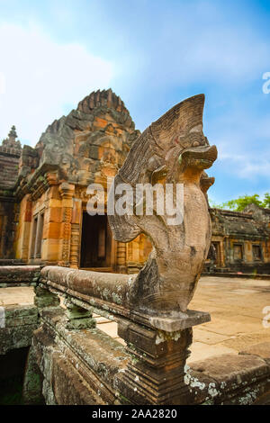 Naga Haube Skulptur in der alten Khmer Tempel Prasat Hin Phanom Rung, Chaloem Phrakiat Bezirk, Provinz Buri Ram, Thailand. Stockfoto