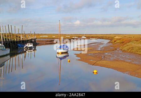 Ein Blick auf das West End der Hafen mit Überlegungen zu einer immer noch November Morgen bei Blakeney, Norfolk, England, Vereinigtes Königreich, Europa. Stockfoto