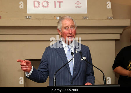 Der Prinz von Wales macht eine Rede, wie er ein Prinz ist Vertrauen Rezeption Mantells, Mt Eden, Auckland, am dritten Tag der königlichen Besuch in Neuseeland besucht. Stockfoto