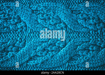 Zusammenfassung Hintergrund mit Zöpfen gestrickt. Blau Wollpullover, Garn mit Stricken. Grünen. Fashion Concept, Ansicht von oben. Stockfoto
