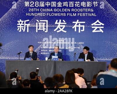 (191119) - XIAMEN, November 19, 2019 (Xinhua) - die Mitglieder des Organisationskomitees der 28. China Golden Rooster & Hundert Blumen Film Festival halten eine Pressekonferenz in Xiamen, Osten Chinas Provinz Fujian, am 19.11.2019. Das Festival wird von Nov. 19 bis 23 in Xiamen. (Xinhua / Jiang Kehong) Stockfoto