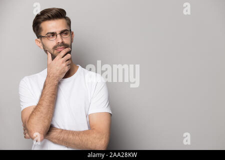 Nahaufnahme, Porträt mit verdächtig aussehenden bärtigen Mann. Stockfoto