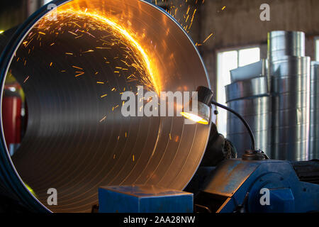 Die Produktion von Rohren aus Metall. Metall schweißen. Metallindustrie. Stockfoto