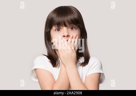 Nahaufnahme, Porträt mit Angst kleine braunhaarige Mädchen. Stockfoto