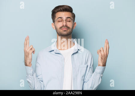 Close up Portrait mit entspannenden gut aussehender bärtiger Mann. Stockfoto