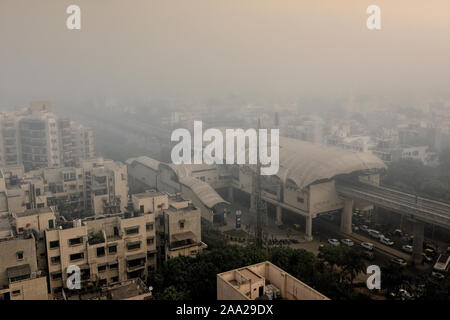 Der Smog von Delhi über die schnelle Metro Link bei Sektor 55 in Gurgaon, Haryana, Indien Stockfoto