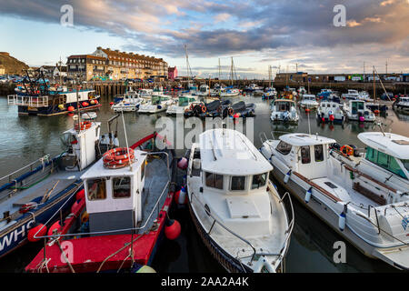 Dämmerung an der West Bay, auch als Bridport Hafen bekannt ist, ist ein kleiner Hafen- und Badeort an der englischen Kanalküste in Dorset, England, Großbritannien Stockfoto