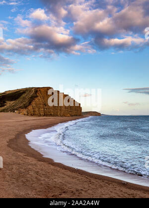 East Cliff bei Dämmerung West Bay, Dorset, England, UK. Das Gebiet ist Teil der Jurassic Coast, ein Weltkulturerbe. Stockfoto