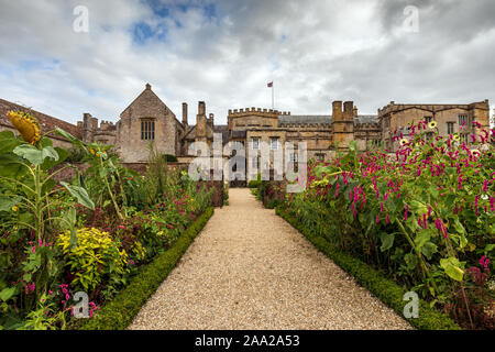 Forde Abbey, Dorset, England, UK. Eine ehemalige Zisterzienserabtei jetzt eine Touristenattraktion und eine denkmalgeschützte Gebäude. Stockfoto