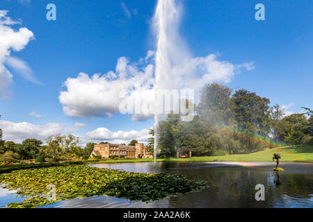 Forde Abbey, Dorset, England, UK. Die Gärten enthalten die höchsten powered Brunnen in England. Stockfoto