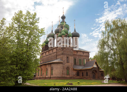 Jaroslawl, die Kirche St. Johannes der Täufer in Tolchkovo. Einen schönen alten aus dem 17. Jahrhundert aus rotem Backstein Tempel mit 15 Kuppeln. Golden Ring von Russland Stockfoto