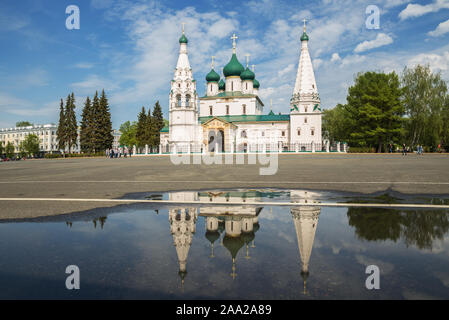 Kirche von dem Propheten Elia ist im Wasser der Regen Pfütze, Jaroslawl wider. Golden Ring von Russland Stockfoto