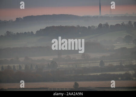 Einen kalten und nebligen Morgen über Burton Dassett Hills Country Park in Warwickshire. Stockfoto