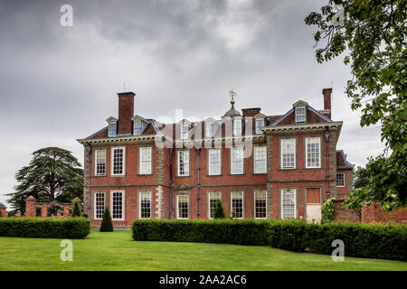 Hanbury Hall ist ein großes Herrenhaus, im frühen 18. Jahrhundert gebaut und steht in einer Parklandschaft an Hanbury, Worcestershire, England, Großbritannien Stockfoto