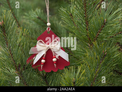 Hausgemachte Holz Weihnachten Dekorationen für den Weihnachtsbaum. Traditionelle Weihnachten handgearbeitete Dekoration aufhängen an Tanne. Stockfoto