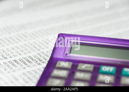 Taschenrechner und eine Tabellenkalkulation Stockfoto