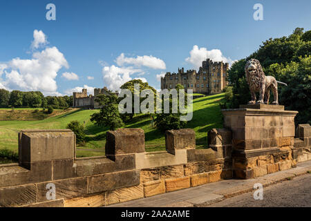 Alnwick Castle von der Lion Bridge und der öffentlichen Straße, Alnwick Northumberland, England, Großbritannien Stockfoto