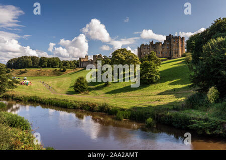 Alnwick Castle vom Löwen Brücke, Alnwick Northumberland, England, Großbritannien Stockfoto