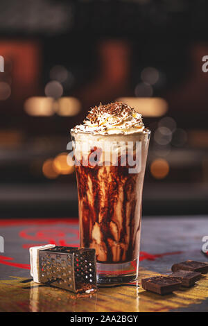 Glas Kaffee Latte mit Sahne und Schokolade Stockfoto