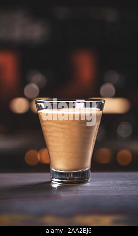 Glas Kaffee Latte in Coffee shop Counter Stockfoto