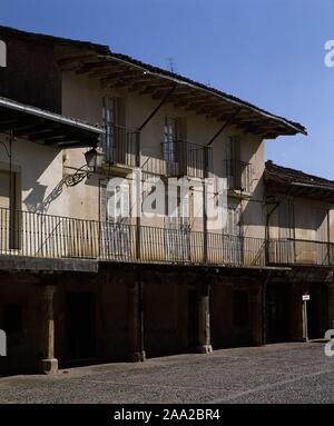 CASAS CON SOPORTALES DE LA PLAZA MAYOR DE RIAZA. Lage: an der Außenseite. RIAZA. SEGOVIA. Spanien. Stockfoto