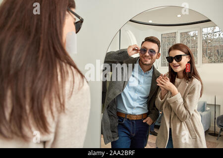 Nach Frau und Mann sunglesses tragen und lächelt nett Stockfoto