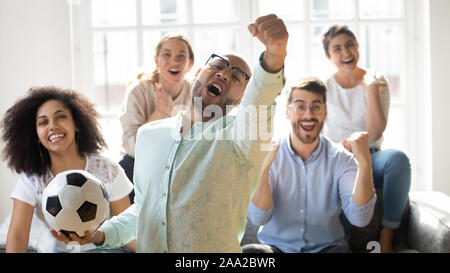 Euphorisch gemischten rennen Leute beobachten Sport Meisterschaft am TV. Stockfoto