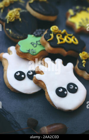 Hausgemachte Halloween Lebkuchen Cookies auf dunklem Hintergrund Stockfoto