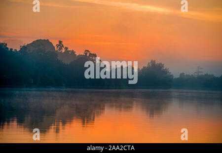 Sonnenaufgang am Kinabatangan Fluss, Sabah, Borneo. Stockfoto