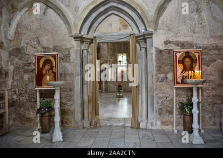 Gradac Kloster, Serbien, Mai 04, 2019. Blick auf den Eingang zu den zentralen Teil der Klosterkirche des Klosters, die in der Se errichtet wurde. Stockfoto