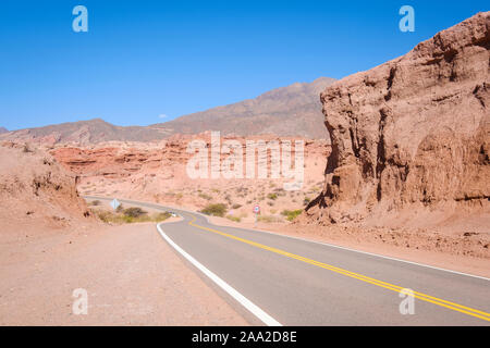 Route 68 (Ruta Nacional 68) durch die Quebrada de las Conchas, Cafayate, Argentinien Stockfoto