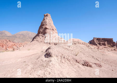 Geologische Formation namens El Obelisco (Der Obelisk) an der Quebrada de las Conchas, Cafayate, Argentinien Stockfoto