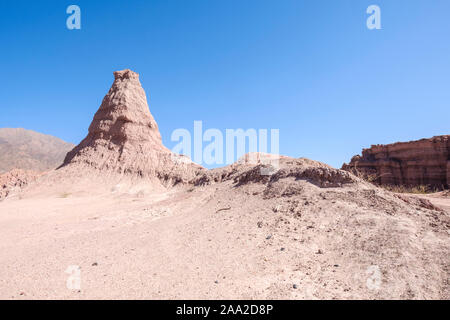 Geologische Formation namens El Obelisco (Der Obelisk) an der Quebrada de las Conchas, Cafayate, Argentinien Stockfoto