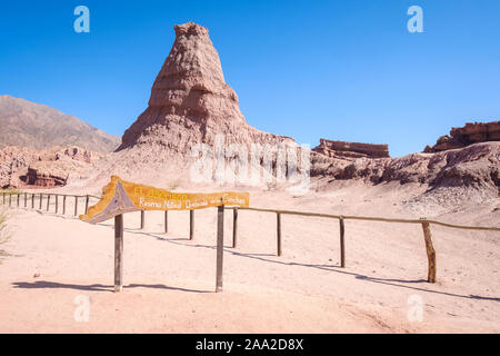 Geologische Formation namens El Obelisco (Der Obelisk) an der Quebrada de las Conchas, Cafayate, Argentinien Stockfoto