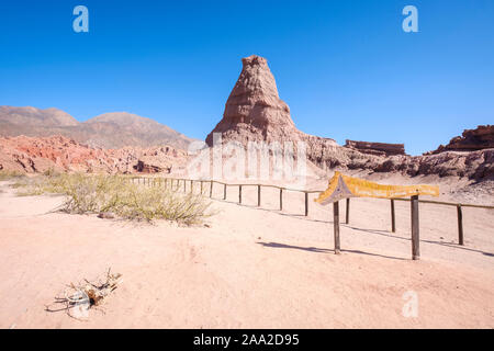 Geologische Formation namens El Obelisco (Der Obelisk) an der Quebrada de las Conchas, Cafayate, Argentinien Stockfoto