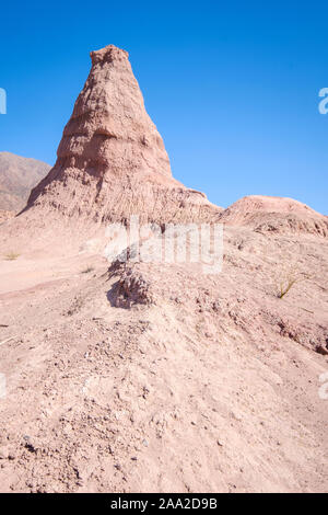 Geologische Formation namens El Obelisco (Der Obelisk) an der Quebrada de las Conchas, Cafayate, Argentinien Stockfoto