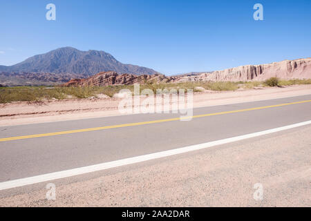 Route 68 (Ruta Nacional 68) durch die Quebrada de las Conchas, Cafayate, Argentinien Stockfoto