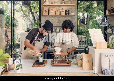 Nicht identifizierte baristas Kaffee brühen in modernen hipster Coffee Shop Cafe in Chiang Mai Stockfoto