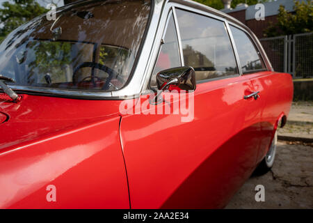 Detail Seitenansicht eines roten Vintage Retro Automobil (geringe Tiefenschärfe) Stockfoto