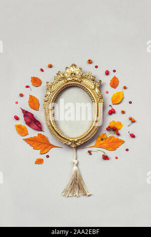 Ansicht von oben eine schöne goldene Rahmen mit bunten Laub; Herbst Komposition mit Kopie Raum Stockfoto