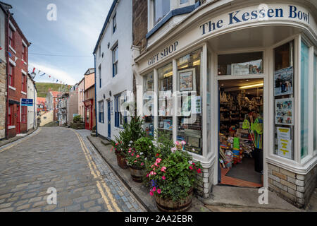 Der High Street in der traditionellen Fischerei Dorf von Staithes, North York Moors National Park, North Yorkshire, England, UK Stockfoto