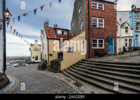 Der High Street in der traditionellen Fischerei Dorf von Staithes, North York Moors National Park, North Yorkshire, England, UK Stockfoto