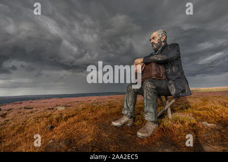 Die sitzende Mann Skulptur, eine drei Meter hohe Statue auf der North York Moors zwischen Castleton und Westerdale durch Künstler Sean Henry, UK erstellt Stockfoto