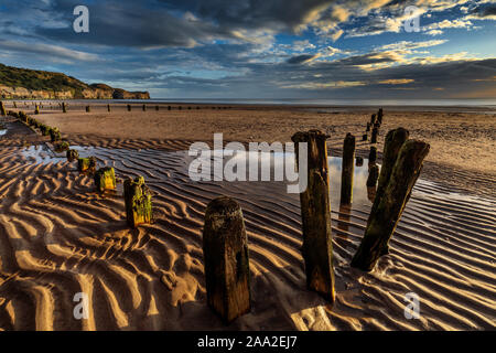 Am frühen Morgen, mit Resten von buhnen, am Strand am Meer Dorf Sandsend, in der Nähe von Whitby, North Yorkshire England Großbritannien Stockfoto