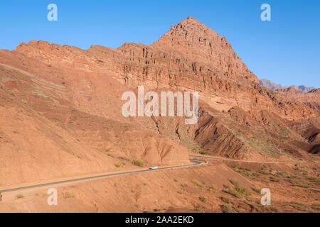 Route 68 (Ruta Nacional 68) durch die Quebrada de las Conchas Landschaft, Cafayate, Argentinien Stockfoto