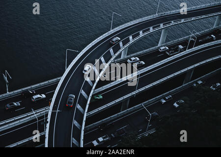 Autos auf Brücken durch den Brisbane River Stockfoto