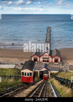 Ansicht von der Oberseite der Saltburn Standseilbahn, eine der ältesten der Welt - angetriebene Cliff Lifts, in Richtung der viktorianischen Pier, North Yorkshire. Stockfoto