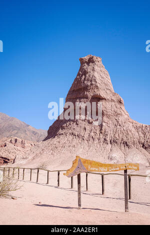 Geologische Formation namens El Obelisco (Der Obelisk) an der Quebrada de las Conchas, Cafayate, Argentinien Stockfoto