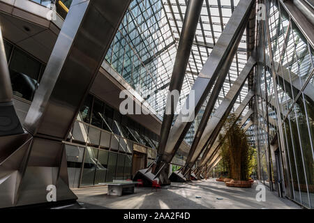 Broadgate Plaza ist ein Bambus und lichtdurchflutete Avenue zwischen Broadgate Tower und 201 Bishopsgate, London Stockfoto