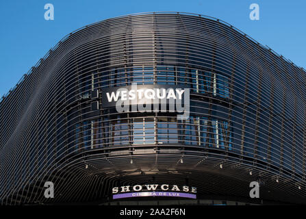 Southampton, Hampshire, Großbritannien, 18. November 2019, West Quay futuristisches Design Gebäude ein Kino und der Casa Brasil Restaurant. Stockfoto